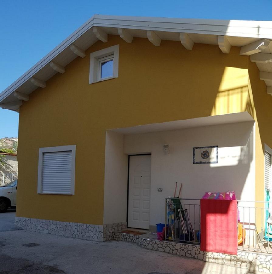 Holiday home B & Beach House *